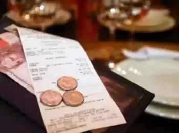 Regularização de gorjetas durante ação não afasta condenação de restaurante
