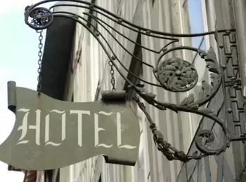 Massa falida de hotel terá de indenizar auxiliar pelo atraso no pagamento da rescisão