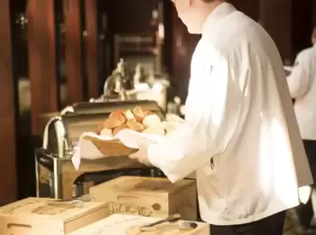 Garçom não consegue comprovar que dispensa foi motivada por ação contra restaurante