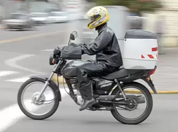 Promotor de vendas que usava motocicleta para trabalhar não receberá adicional de periculosidade