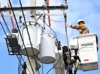 Eletricista de manutenção de rede de energia receberá adicional de periculosidade