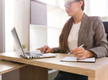 Demora em Ajuizar Ação Não Afasta Direito de Auxiliar de Cobrança à Rescisão Indireta