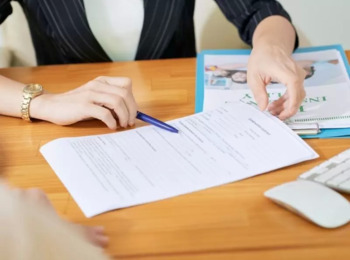 Interrupção da Prescrição por Ação Trabalhista Anterior Depende da Identidade de Partes e de Causas de Pedir