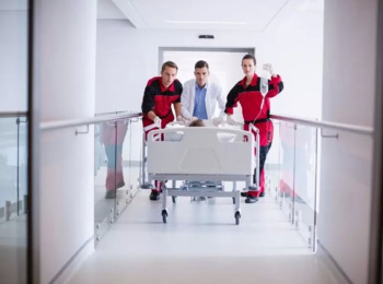 Tinturaria Deve Indenizar Auxiliar que Sofreu Queimaduras Graves no Primeiro Dia de Trabalho