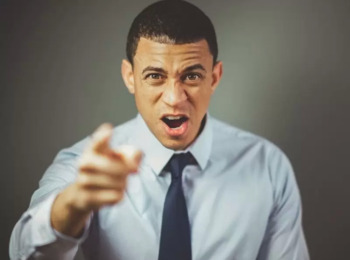 Atendente Chamado de "Ofensor" por Não Cumprir Metas Deverá Ser Indenizado