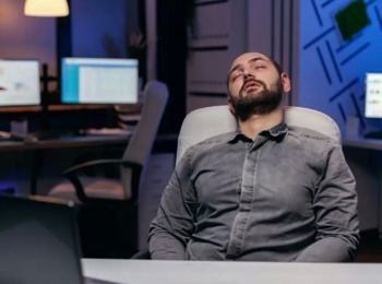 Zelador de Condomínio Empresarial Acusado de Dormir em Serviço Consegue Reverter Justa Causa