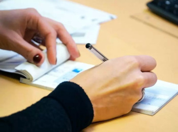 Competência para Julgar Tentativa de Saque de Cheque Falso é do Juízo do Local da Agência Bancária da Vítima