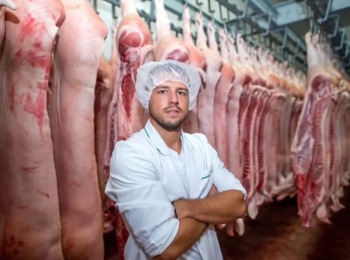 Frigorífico Indenizará Empregado que Tinha de Circular em Trajes Íntimos em Barreira Sanitária