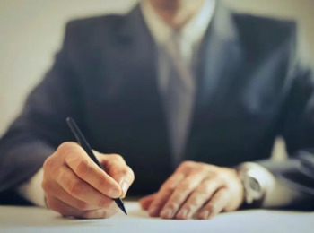 TRT1 Reforma Sentença e Condena Reclamada à Dobra de Férias