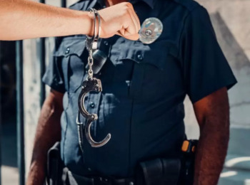 Ministro Reverte Condenação Baseada em Retrato Falado Mostrado à Vítima Três Meses após o Crime