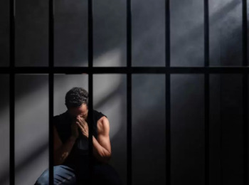 Ação por Incitação ao Nazismo contra Réu Acusado de Estupro de Vulnerável É Mantida em Juízo Separado