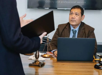 Ação Arbitral Autorizada por Assembleia Prevalece sobre Ações mais Antigas de Acionistas Minoritários