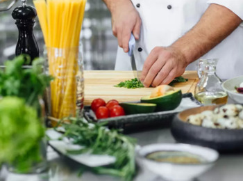 TST Considera Impossível Jornada de 20 Horas Diárias de Chefe de Cozinha