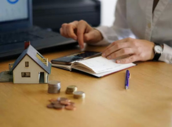 Credor Fiduciário Não é Parte Obrigatória no Polo Passivo de Ação para Rescindir Compra de Imóvel