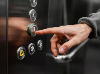 Faxineiro de Condomínio que Caiu em Elevador Tem Indenização Aumentada