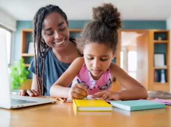 Técnica de Laboratório da USP Terá Jornada Reduzida para Cuidar de sua Filha Autista