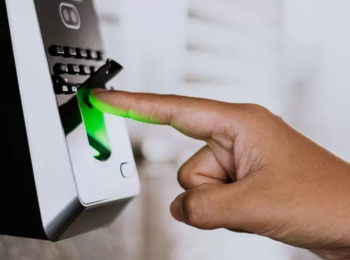 Condomínio Pagará Multa a Porteiro Dispensado após Instalação de Portaria Virtual