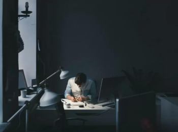 Atendente Dispensado com Depressão Profunda Será Indenizado por Estabilidade Provisória