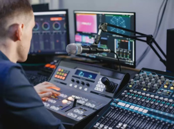 Radialista que Atuou em Setores Diferentes de TV Tem Direito a Dois Contratos