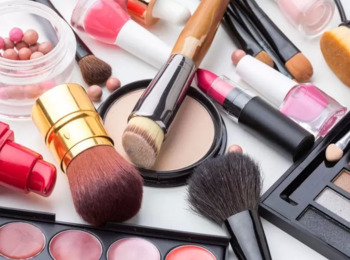 Comissária de Voo Receberá Reembolso de Despesas com Maquiagem