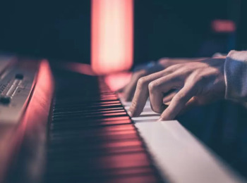 Tecladista Não consegue Vínculo de Emprego com Banda de Pagode