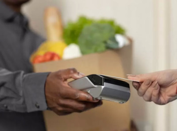 Professora com Dois Cargos Municipais Não Retoma Pagamento em Dobro do Auxílio-alimentação