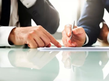 Transportadora Vai Indenizar Motorista por Assinatura Falsa em Atestado Demissional 