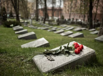 Oficial Vai a Cemitério para Tentar Intimar Morto, Após Ordem da Justiça