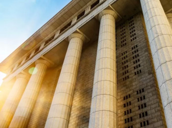 Ambiguidade no Texto Constitucional: Impacto e Desafios na Interpretação Jurídica 