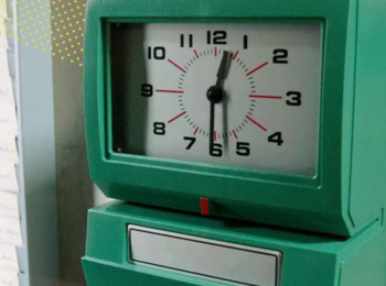 Para o TRT3 ausência de registro de ponto gera presunção relativa