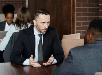 OAB não Pode Atuar como Assistente de Defesa de Advogado Acusado de Crimes no Exercício da Profissão