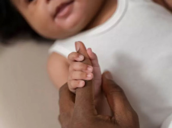 Bebê Deixa Abrigo e Permanece com Padrinhos até Decisão Definitiva sobre sua Guarda