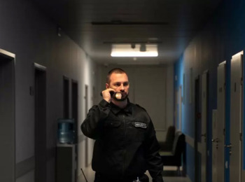 Denúncia Anônima Apoiada em Elementos Concretos Justifica Abordagem Policial e Busca Veicular