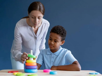 Banco deve custear tratamento de autismo a filho de funcionário