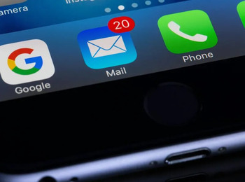 Indenização confirmada pelo TRT para funcionária demitida por e-mail