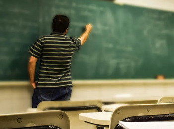 TST determina indenização a professor com depressão após acusação