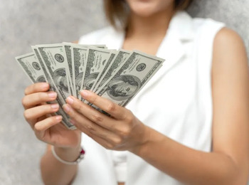 Ex-servidora deve devolver salários por trabalhar durante licença