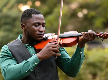 Violonista indenizado após discriminação racial em BH