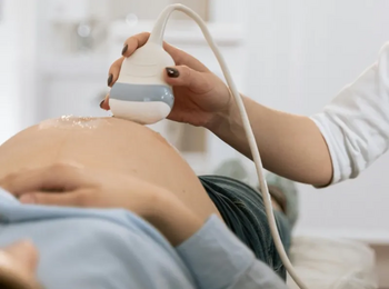 Assistente administrativa obtém estabilidade gestante em contrato de aprendizagem, decide TST