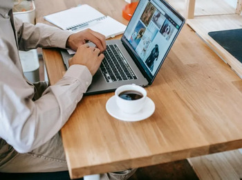 TST determina pagamento de horas extras por ausência de aditivo de teletrabalho 