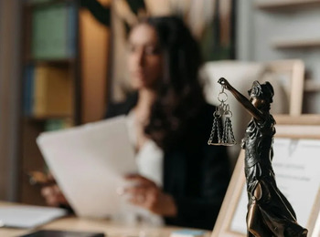 TRT-2 aplica multa por uso de precedentes fictícios gerados por IA em recurso trabalhista