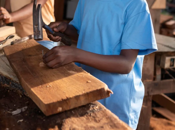 Operação retira 107 crianças e adolescentes do trabalho infantil em fábricas de calçados em Minas Gerais