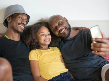 Justiça autoriza inclusão de pai biológico sem excluir paternidade socioafetiva em certidão