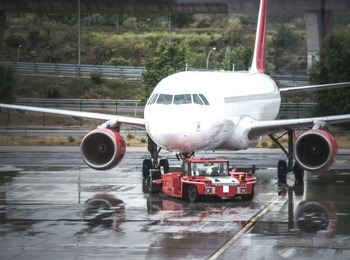 Vazamento de óleo paralisa operações e gera transtornos no Santos Dumont