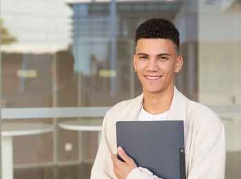 TRT-RS declara vínculo empregatício de estagiário com banco após irregularidades contratuais