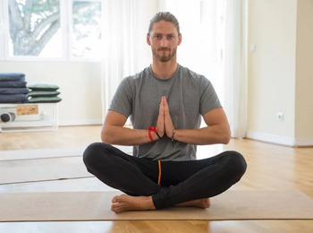 Sesc é condenado a indenizar instrutor de yoga demitido antes das férias