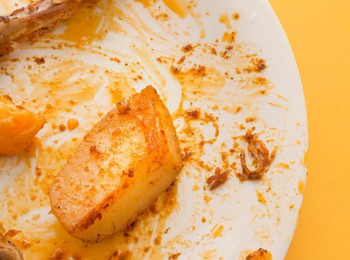 Supermercado é condenado a indenizar ex-funcionária por refeição contaminada com larvas