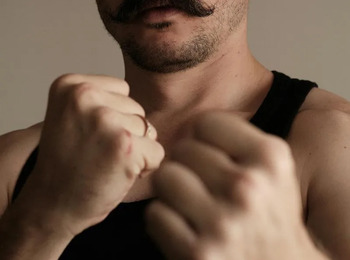 Professor é agredido por pai de aluna após repreensão por uso de celular no DF