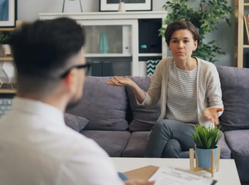 Mulher é condenada a indenizar homem por acusação falsa de estupro