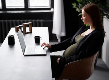 TST garante estabilidade à gestante que pediu demissão sem assistência sindical